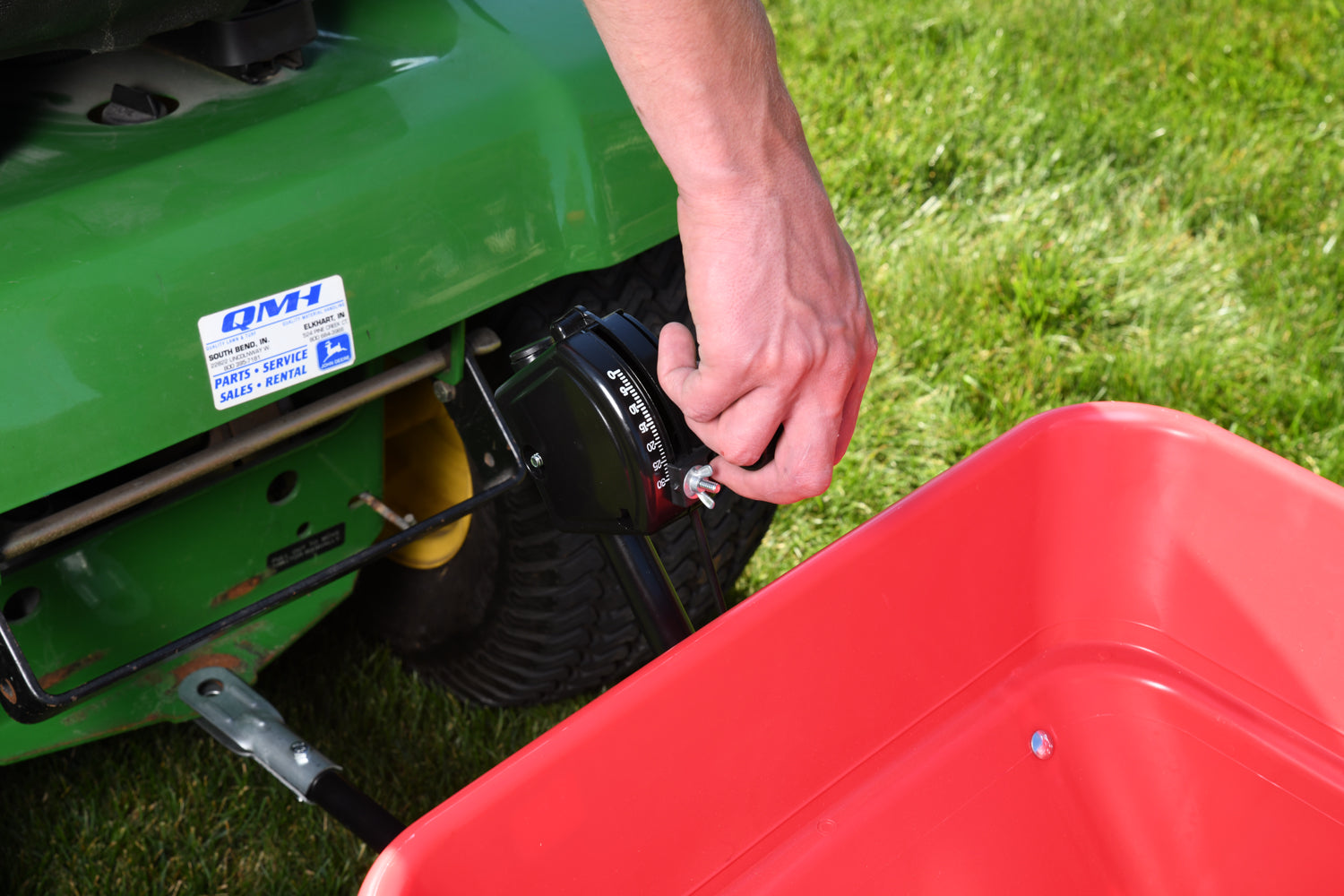 80lb Estate Tow Broadcast Spreader image 9
